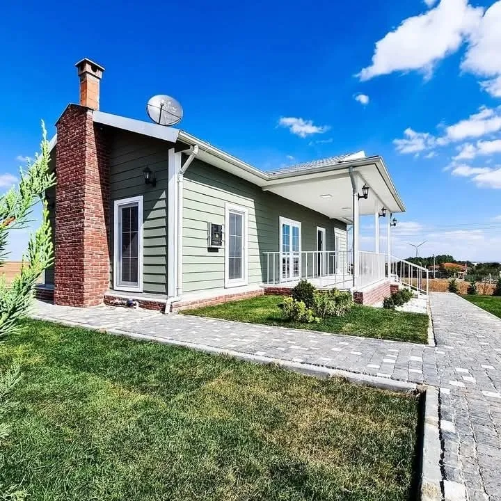 Udobje v Vseh Letnih Časih: Topli Zimski Dnevi v Jeklenih Hišah