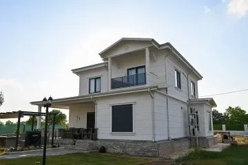Kako postaviti lahko jekleno hišo na zemljišče?